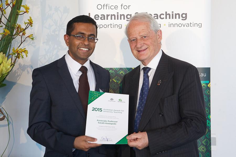 Associate Professor Sarath Kodagoda receives his citation from Federal Member for Berowra Philip Ruddock. Picture courtesy the Office for Learning and Teaching