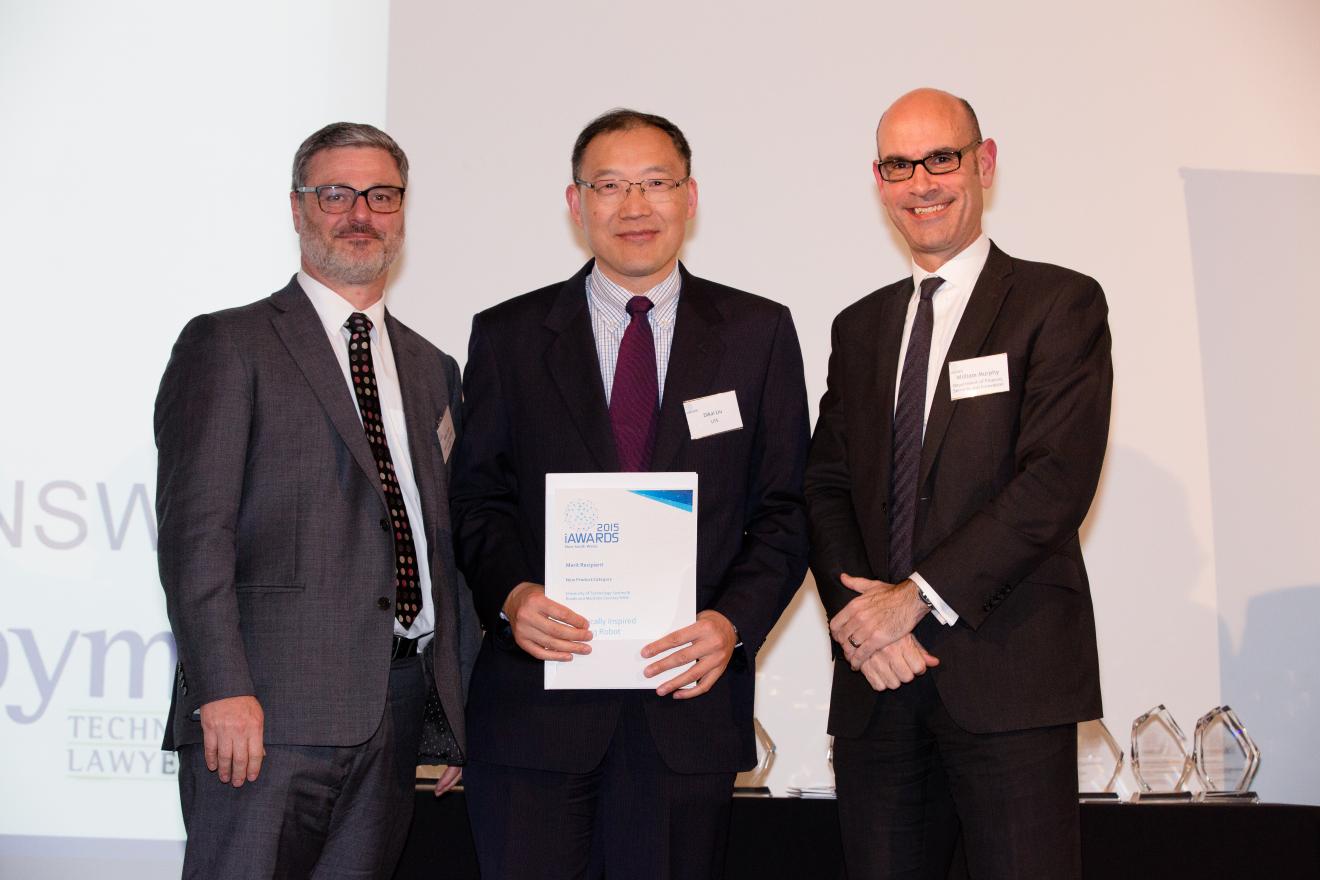 Professor Dikai Liu receives the Merit Recipient award at the 2015 NSW iAwards evening