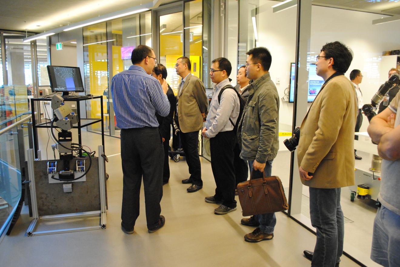 Professor Dikai Liu is explaining a project to a group of academics from Guangdong University of Technology (China)