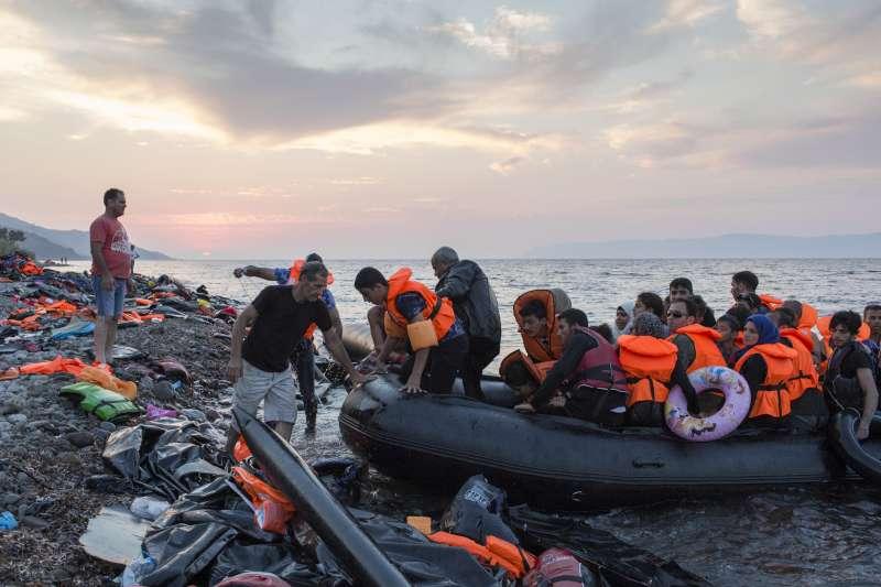 Mostly Syrian refugees arrive in Greece