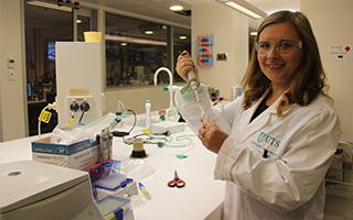 Dr Olga Shimoni doing nanopatricle research in the lab