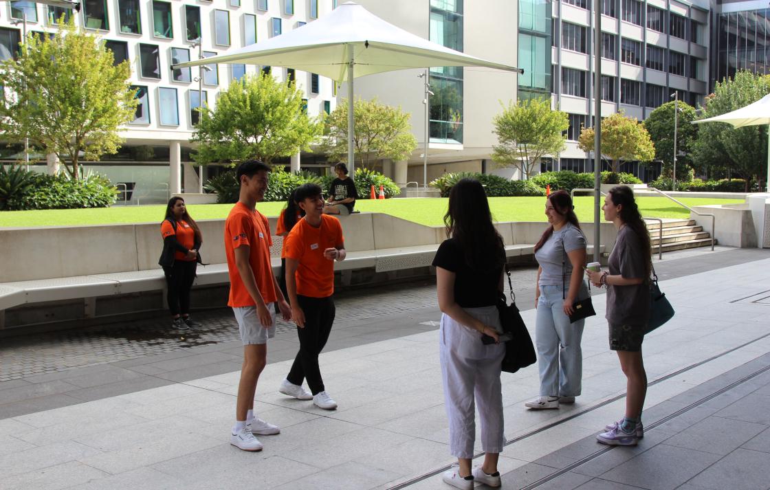 Peer Networkers leading a campus tour