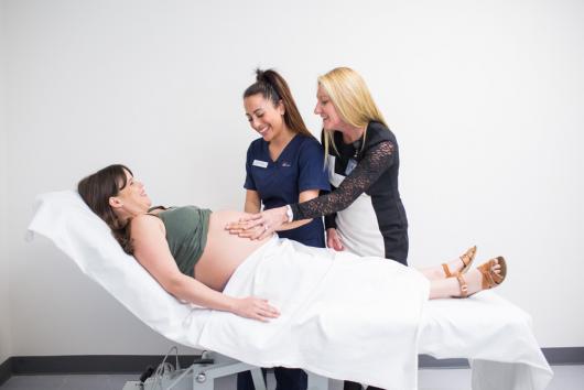 Pregnant lady being examined by UTS midwifery student