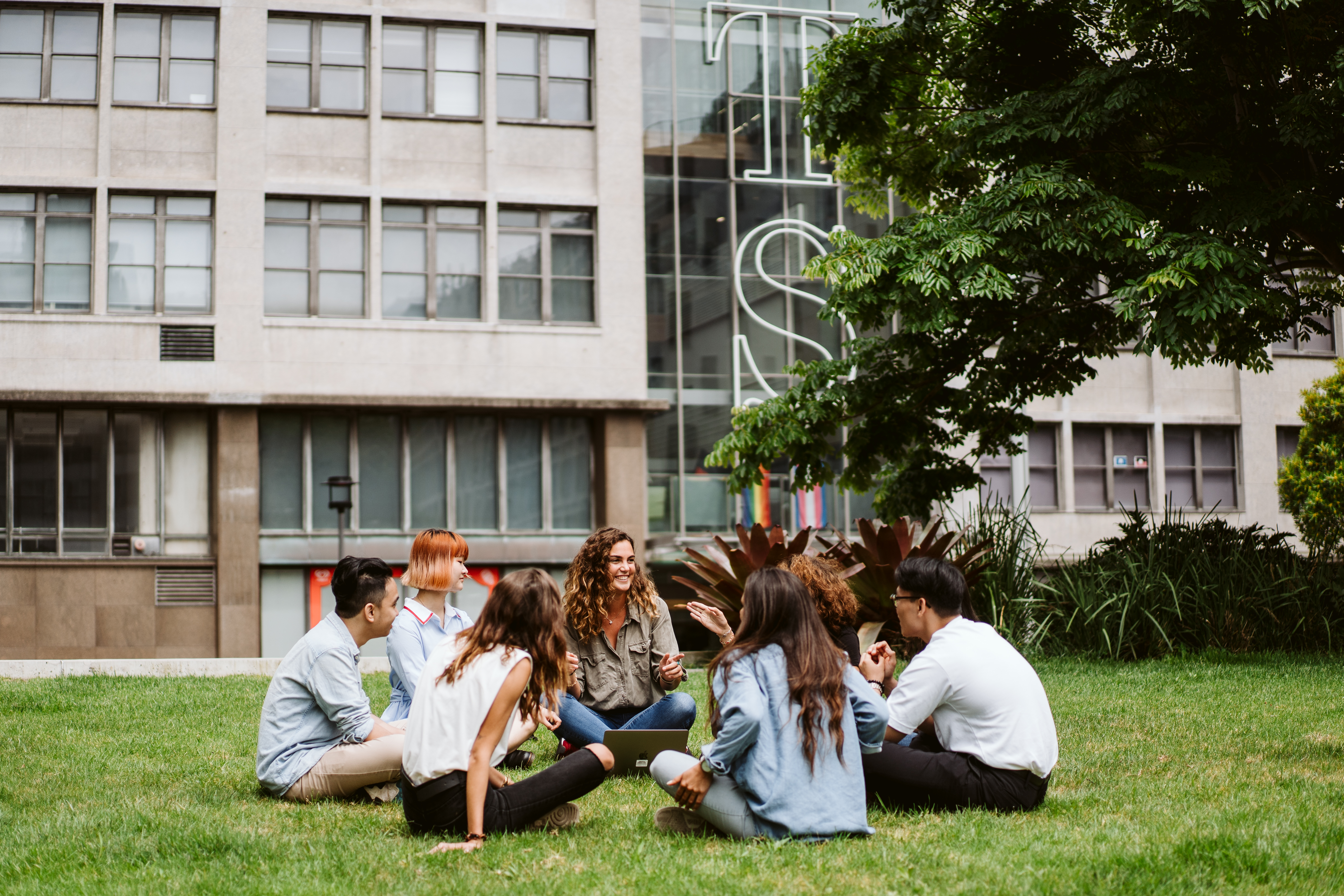 Students on alumni green