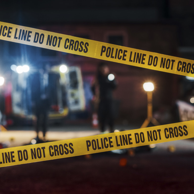 Crime Scene at Night: Crime Scene Investigation Team Working on a Murder. Female Police Officer Briefing Detective on the Victim's Body. Forensics and Paramedics Working.
By Gorodenkoff Image Adobe Stock
