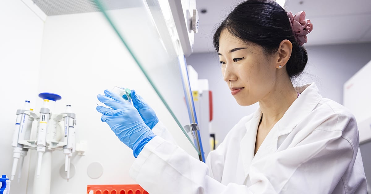 Photo of JJ Li in the lab