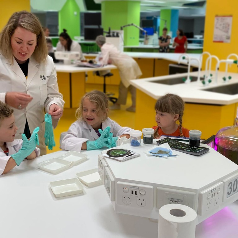 Dr Alex Thomson teaches kids about algae.