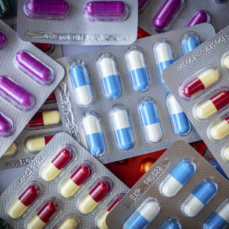 antibiotic drug capsule pills in blister package. By torjrtrx Image Adobe Stock