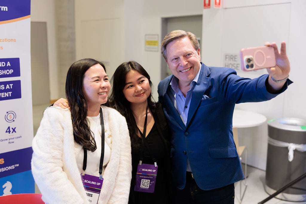 Verne Harnish taking a selfie with 2 female colleagues