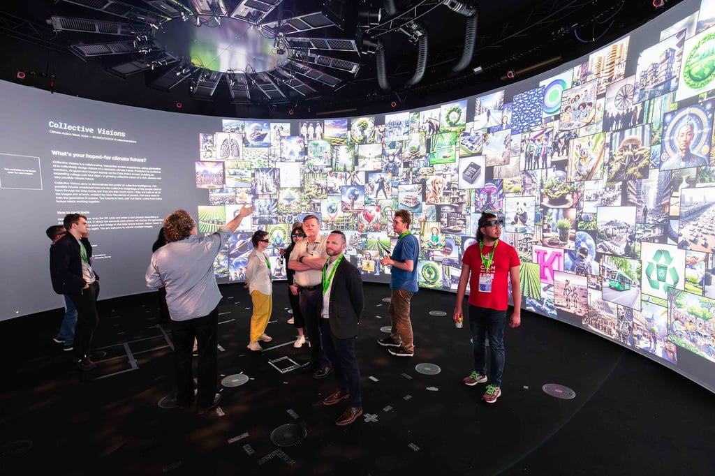 Students experiencing the UTS Data Arena