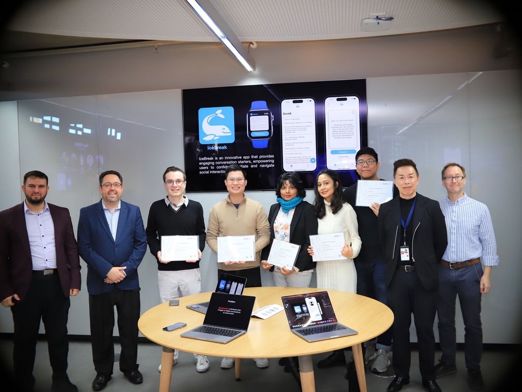 Yasi Mo and her peers while studying the Master of Data Science and Innovation