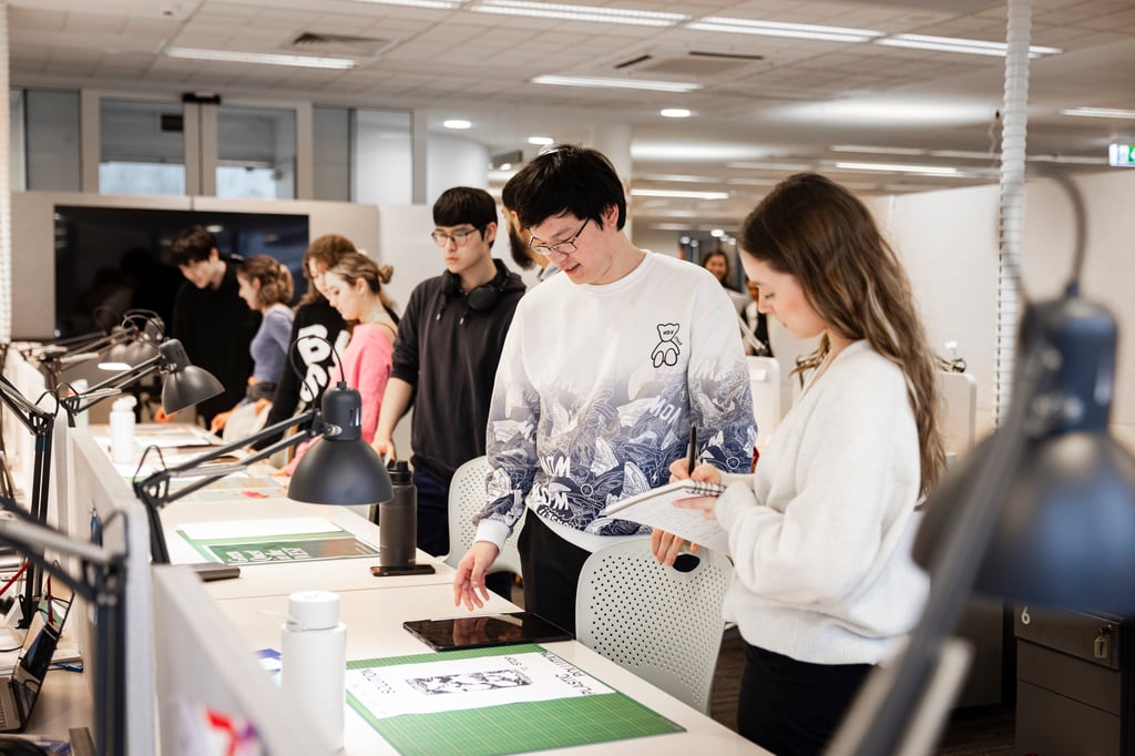 Viscom and Product Design undergraduate students collaborating.