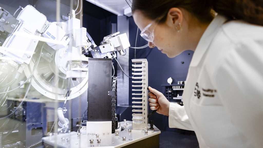 University of Technology Sydney student studying quantum physics in a lab.