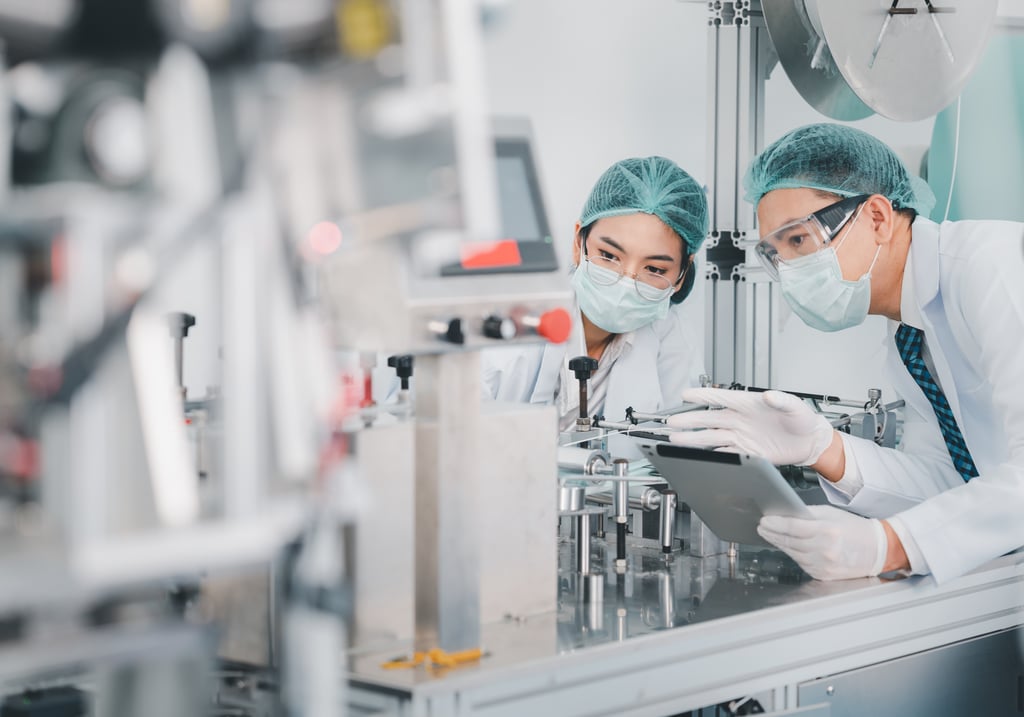 Two employees in a laboratory.