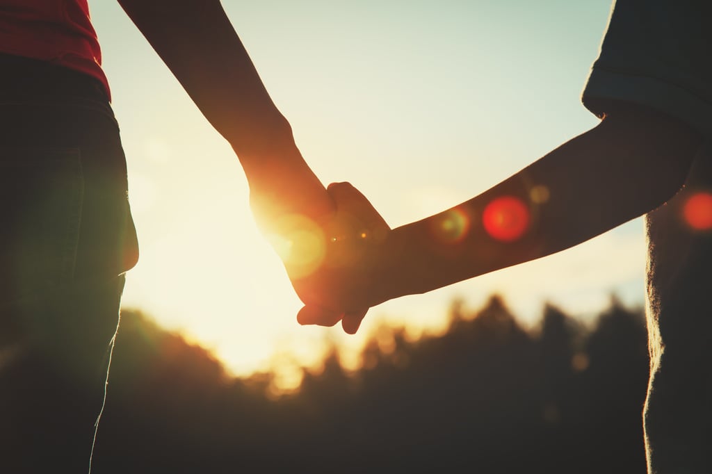 Silhouette of parent and child holding hands at sunset. Picture nadezhda1906/Adobe Stock