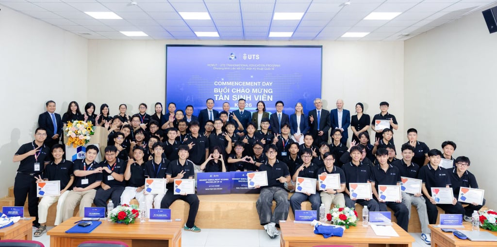 Students and staff pose for a group photo at a UTS commencement ceremony, with award recipients holding certificates.
