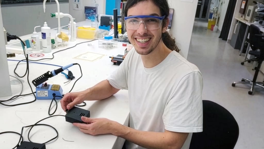 UTS PhD student Sergei Nedic working on the photon clicker