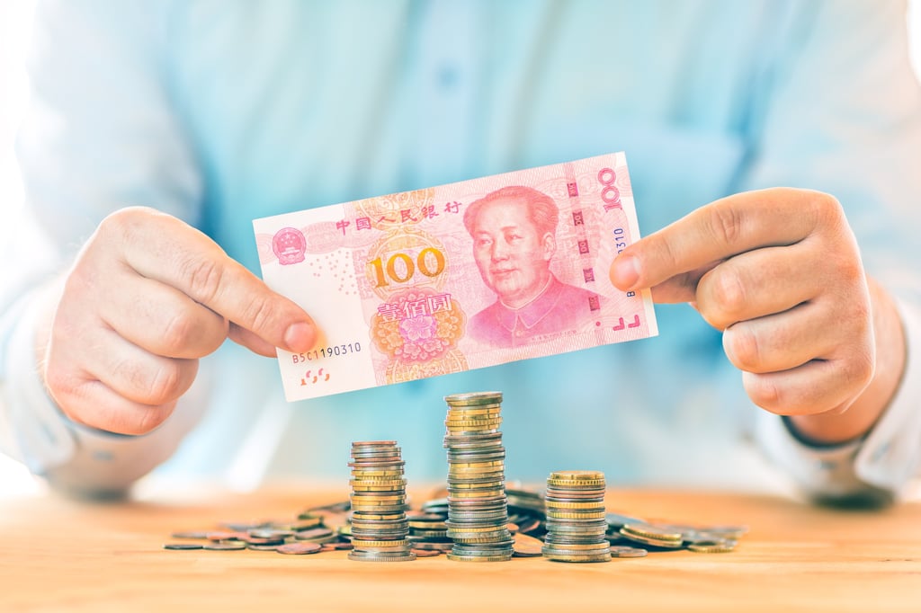 Hand holding yuan note