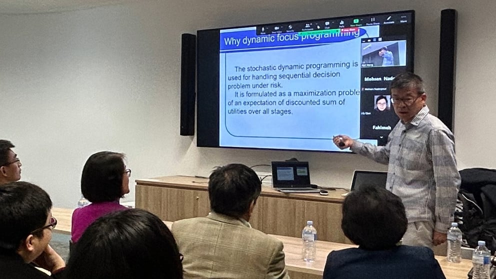 Dr Peijun Guo giving AAII Seminar 1