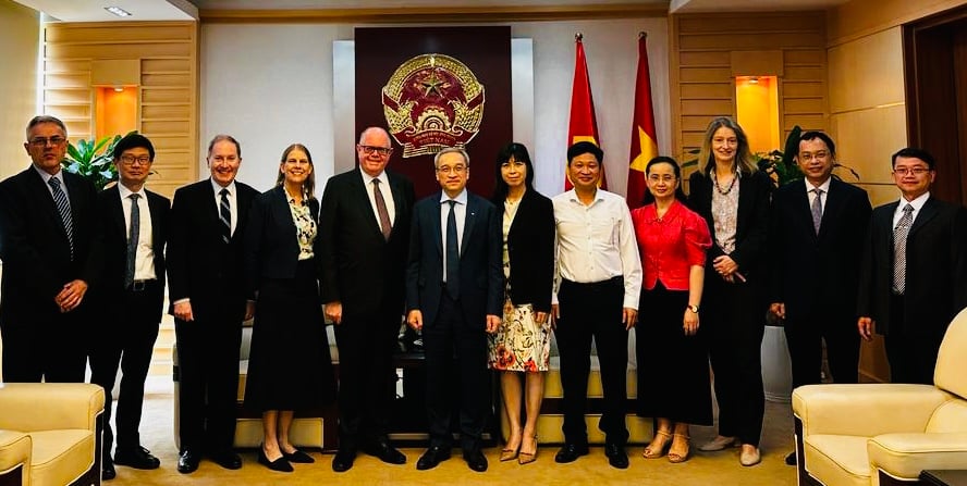 UTS Vice Chancellor, Prof. Andrew Parfitt, UTS delegation, and DFAT representatives discussed about the Centre with Vietnam's MoIC Deputy Minister, Mr. Phan Tam in Hanoi, November 2024