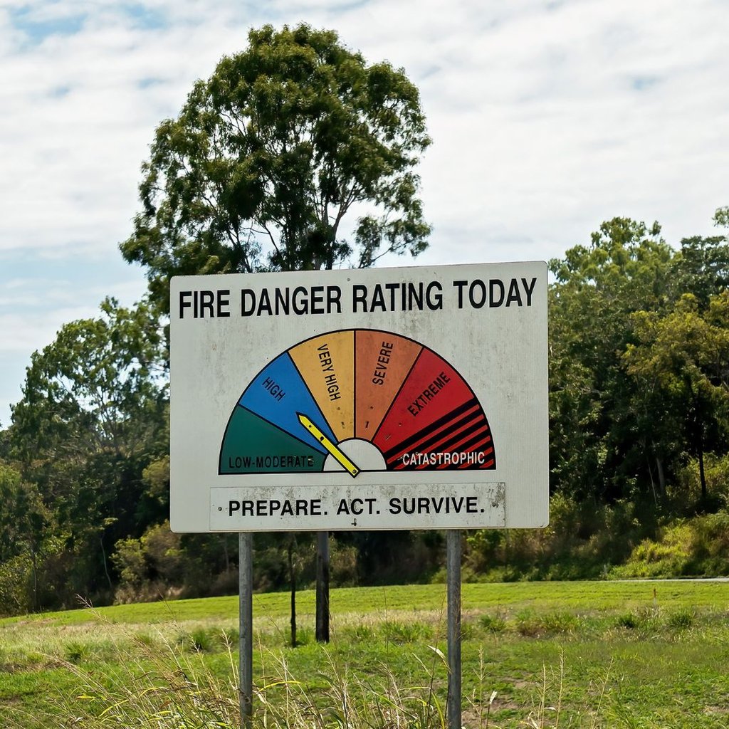 A fire danger rating sign with arrow