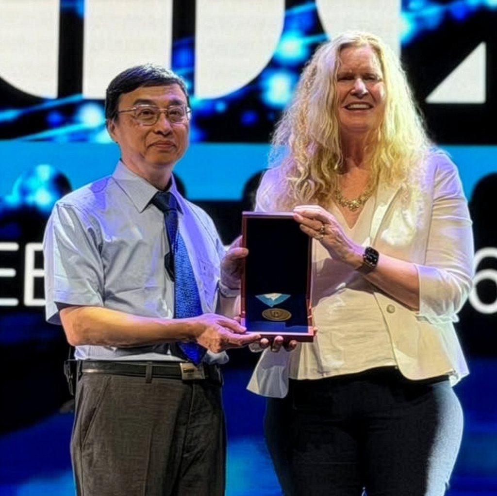 Photo of CT Lin receiving the Lofti A Zadeh Award