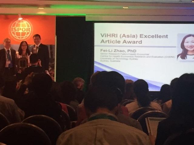 Fei-Li Zhao is receiving her Excellent Article Award