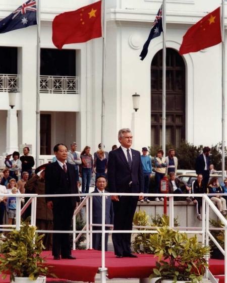 Bob%20Hawke%20and%20Mr%20Hu%20Yaobang%20stand%20at%20attention%20at%20official%20ceremony_0