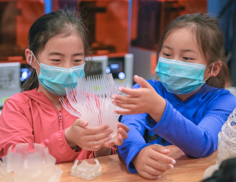 School students in the UTS ProtoSpace.