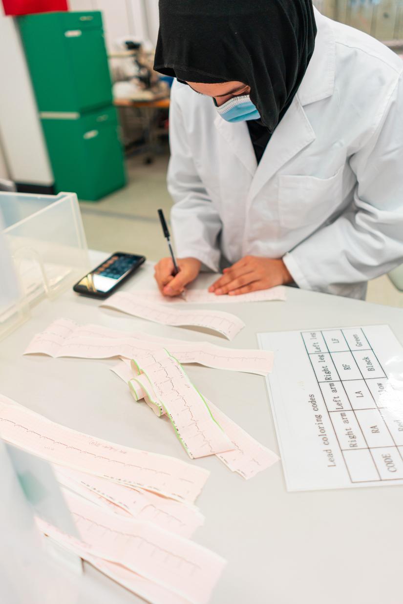 U at Uni Academy high school student wearing hijab in a science lab at UTS.