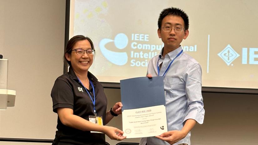 Liang Ou receives Fuzz-IEEE 2023 Best Student Paper Award.