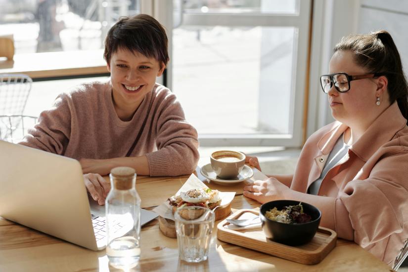 Meeting at a cafe. Photo by Cliff Booth / Pexels.