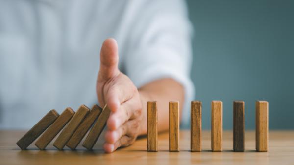 800x450 Hand stopping dominos