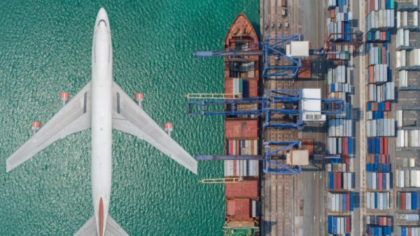 800x450 Container ship and transport aircraft