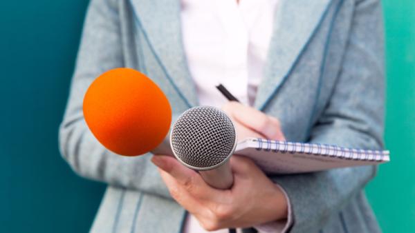 800x450 journalist at news conference