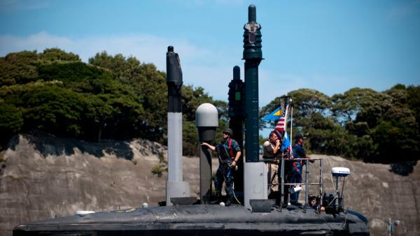 800x450 Virginia-class attack submarine USS Hawaii enters port at Yokosuka, 2010