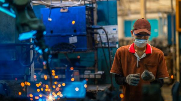 800x450 worker in factory