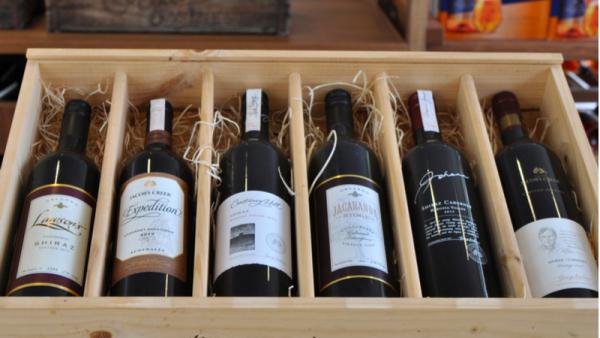 800x450%20Collection%20of%20different%20wine%20bottles%20inside%20a%20wooden%20gift%20box