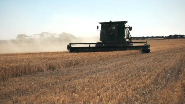 800x450%20combine%20harvester%20in%20western%20australia