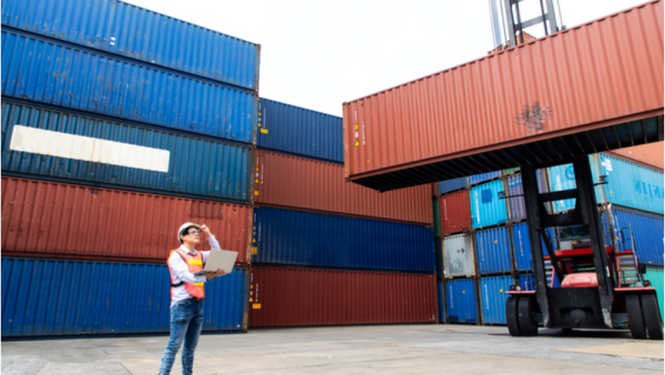 800x450%20Foreman%20control%20loading%20containers%20box