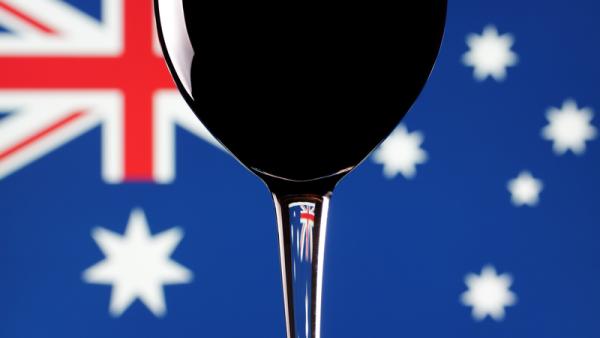 800x450%20Glass%20of%20red%20wine%20with%20an%20Australian%20flag%20background