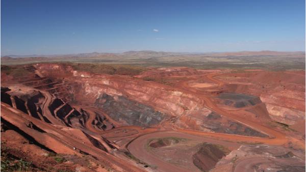 800x450%20Iron%20ore%20mine%20pit%20Pilbara%20region%20Western%20Australia