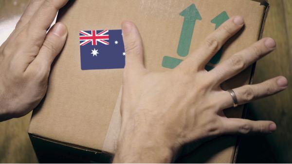 800x450%20Labeling%20carton%20with%20the%20Australian%20flag%20sticker