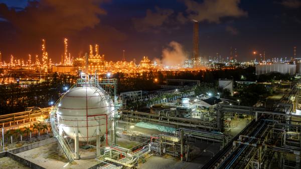 800x450%20LNG%20factory%20at%20night