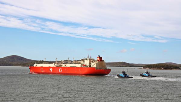 800x450%20LNG%20ship%20on%20the%20port%20of%20Gladstone%2C%20Australia.%20December%2C%202019