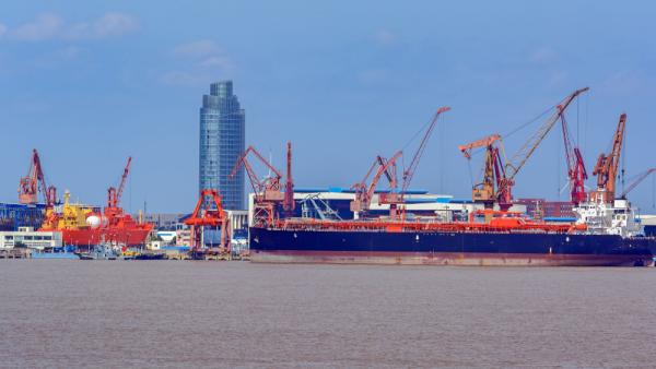 800x450%20LPG%20or%20LNG%20gas%20carrier%20vessel%20moored%20at%20shipyard%20pier