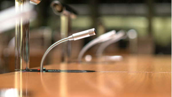 800x450%20microphone%20in%20the%20front%20of%20a%20conference%20room