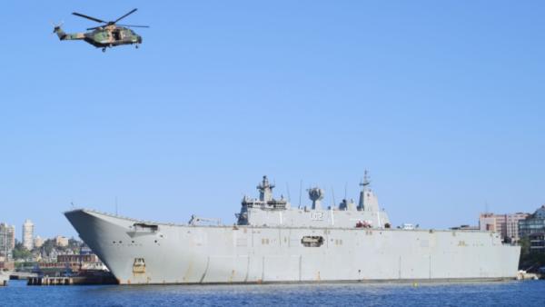 800x450%20Naval%20helicopter%20prepares%20to%20land%20on%20the%20deck%20of%20warship%20HMAS%20Canberra
