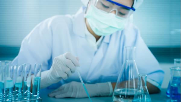 800x450%20scientist%20in%20lab_shutterstock