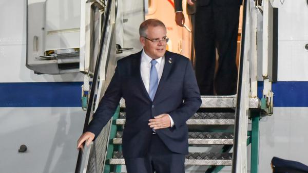 800x450%20Scott%20Morrison%20descending%20aeroplane%20stairs